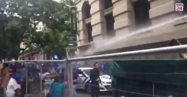 polic water cannons da protestors sona