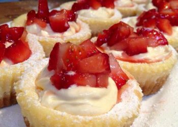 Mini Baked Strawberry & Cream Cheese Cakes Recipe