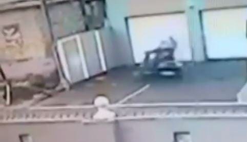 Criminals on Scooter crash during getaway