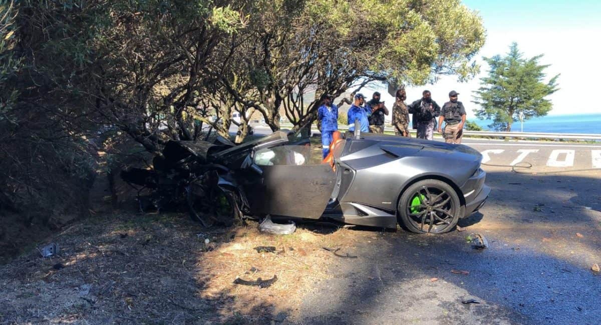 Lamborghini crashes into a tree