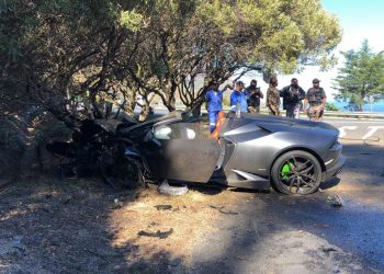 Lamborghini crashes into a tree