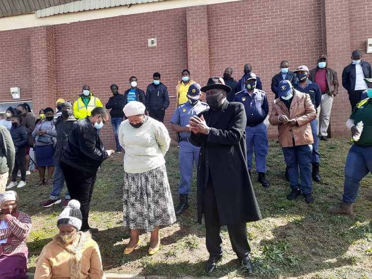 Phoenix “vigilante killings”: Dozens march to police station